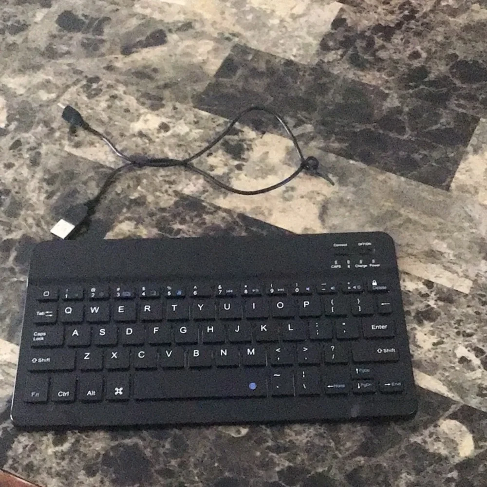 iPad key board w usb cord.NEW